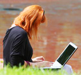 auteur du site, une femme avec l'ordinateur