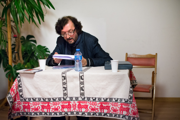 Yaroslav Melnyk lit des miniatures