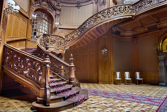 escaliers en bois du hall