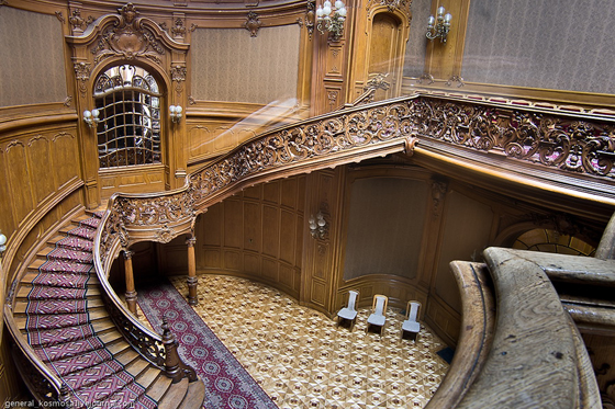 escaliers en bois du hall