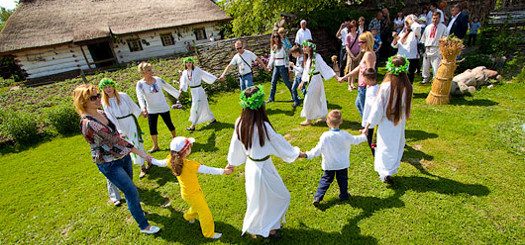 Danse en cercle le dimanche vert