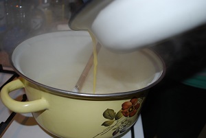 Rajoutez le mélange des jaunes d'oeufs dans la casserole
