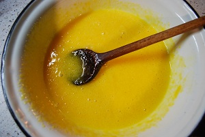 Jaune d’œufs + sucre en poudre
