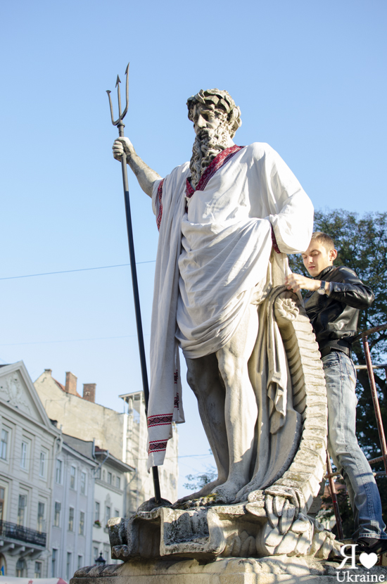 Lviv, statue en chemise brodée